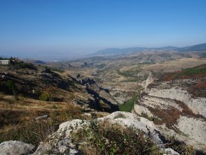 Wąwoz otaczający Shushi. W oddali stolica Stepanakert i dalej w stronę Agdam | Górski Karabach