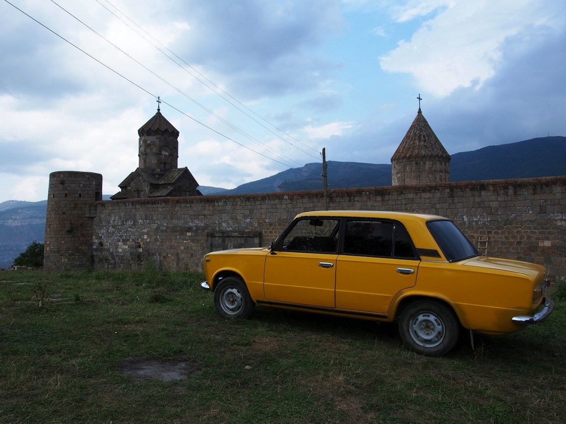 Monastyr Tatev i klasyka ormiańskiego autostopu - Łada